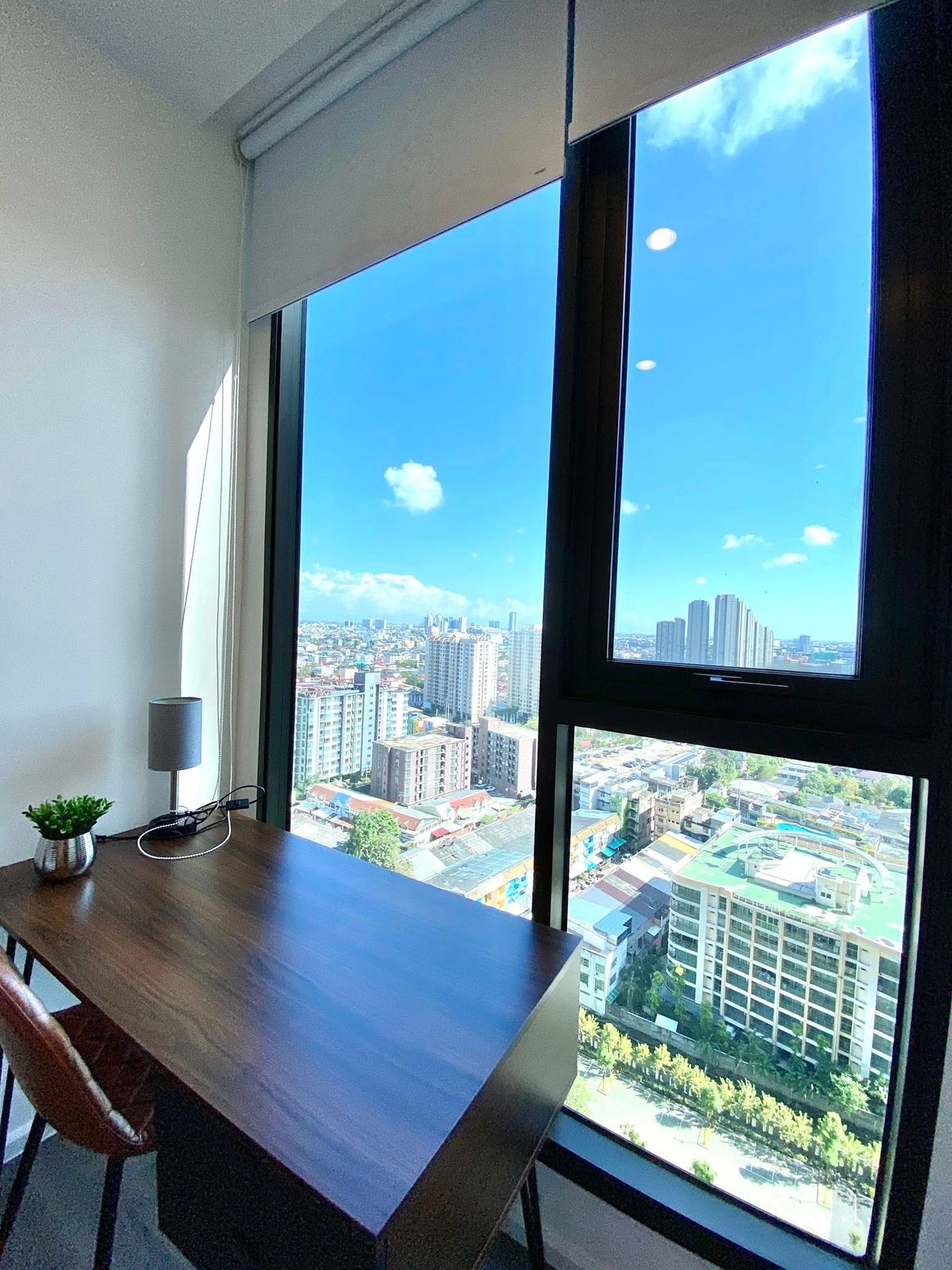 For RentCondoOnnut, Udomsuk : WHIZDOM ESSENCE Condo for rent, near BTS Punnawithi 300 meters/TRUE DIGITAL PARK. Very convenient.