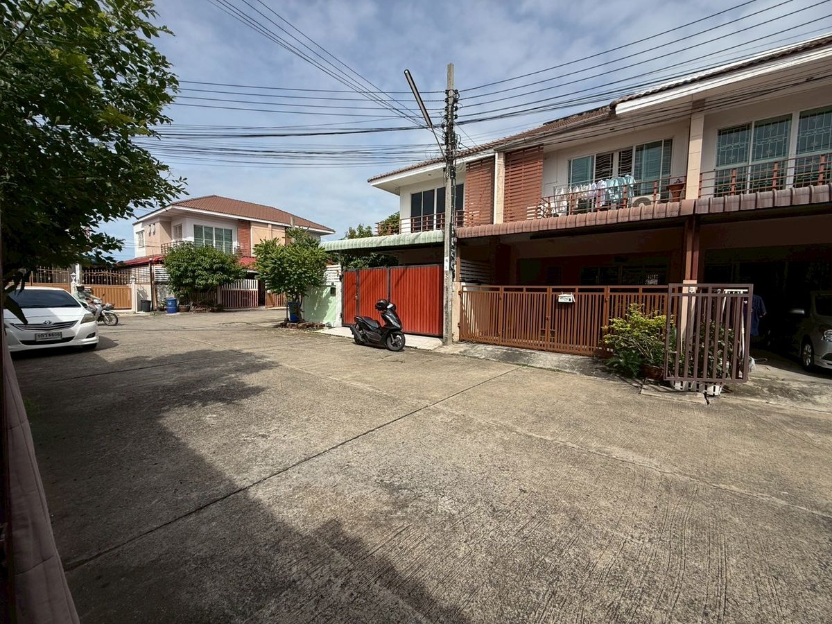 ขายทาวน์โฮมราษฎร์บูรณะ สุขสวัสดิ์ : หมู่บ้านสุขสำราญ ลีฟวิ่ง (ประชาอุทิศ 90) ถนน รพช.ประชาอุทิศ  ต.คลองบ้านสวน อ.พระสมุทรเจดีย์ จ.สมุทรปราการ