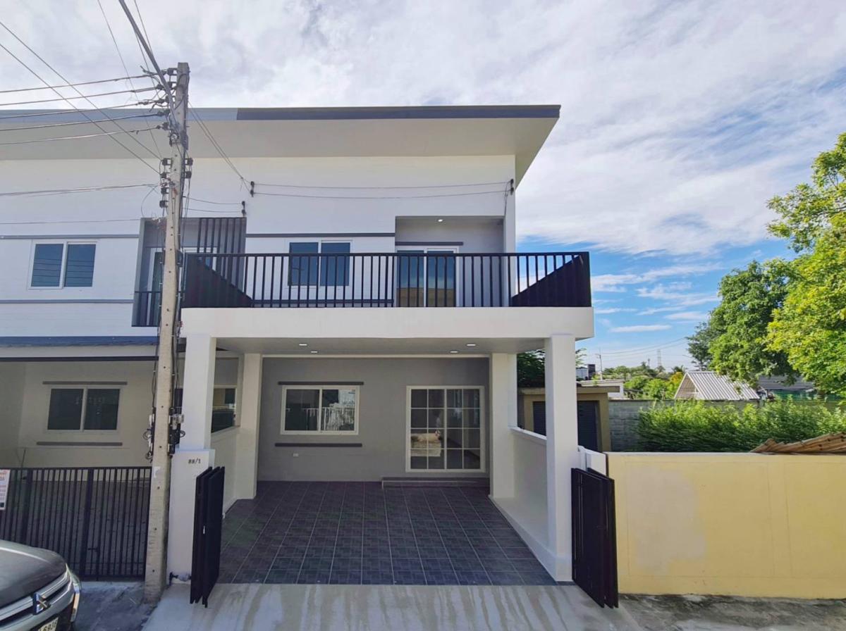 For SaleTownhomePathum Thani,Rangsit, Thammasat : For Sale Townhouse/Townhome  , Park Village 4 Sarasas - Ratchapruek , corner unit , newly renovated , Khlong Phra Udom , Lat Lum Kaeo , Pathum Thani , CX-127993