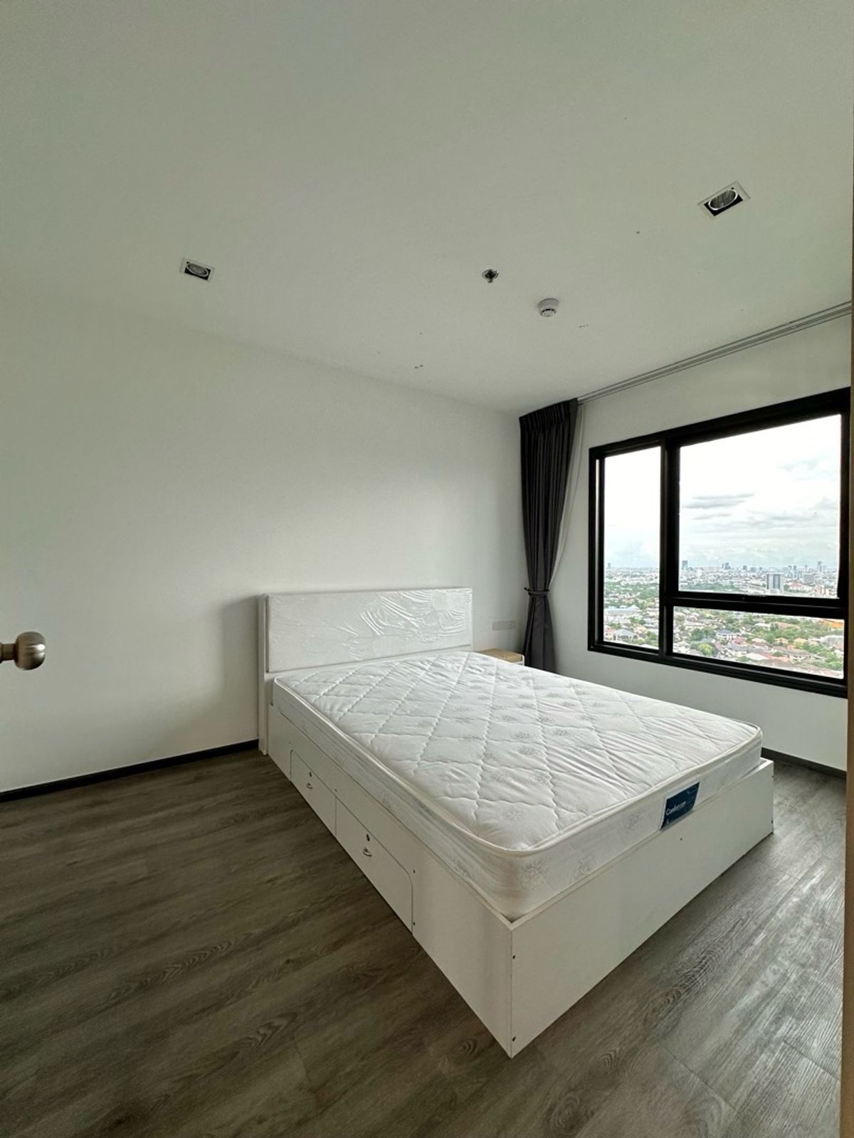 ให้เช่าคอนโดพัฒนาการ ศรีนครินทร์ : ให้เช่า ริชพาร์ค ทริปเปิ้ลสเตชั่น 12,000 บาท ชั้น34 ติดแอร์พอตลิ้งหัวหมาก, Mrtหัวหมาก