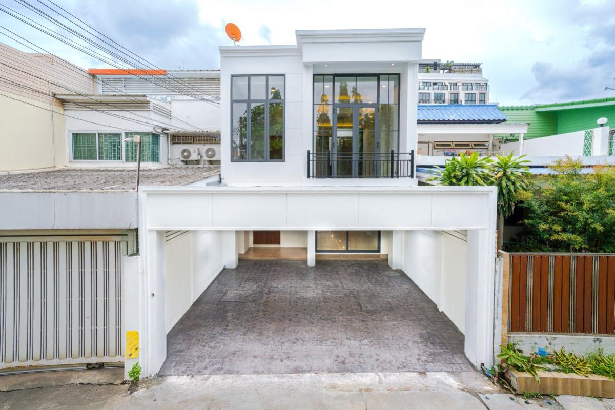 ขายทาวน์โฮมพระราม 9 เพชรบุรีตัดใหม่ RCA : ขายทาวน์เฮ้าส์ 2 ชั้น 33 ตรว. สุขุมวิท 71 คลองตันเหนือ เขต วัฒนา กรุงเทพ CX-128220