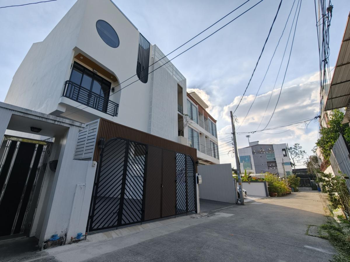 ขายทาวน์โฮมเลียบทางด่วนรามอินทรา : ขายทาวน์โฮม 3 ชั้น เลียบด่วนรามอินทรา ประดิษฐ์มนูธรรม 10 รีโนเวทใหม่ ใกล้รถไฟฟ้าสายสีเหลือง สถานีลาดพร้าว 83 คลองเจ้าคุณสิงห์ วังทองหลาง กรุงเทพ CX-141606