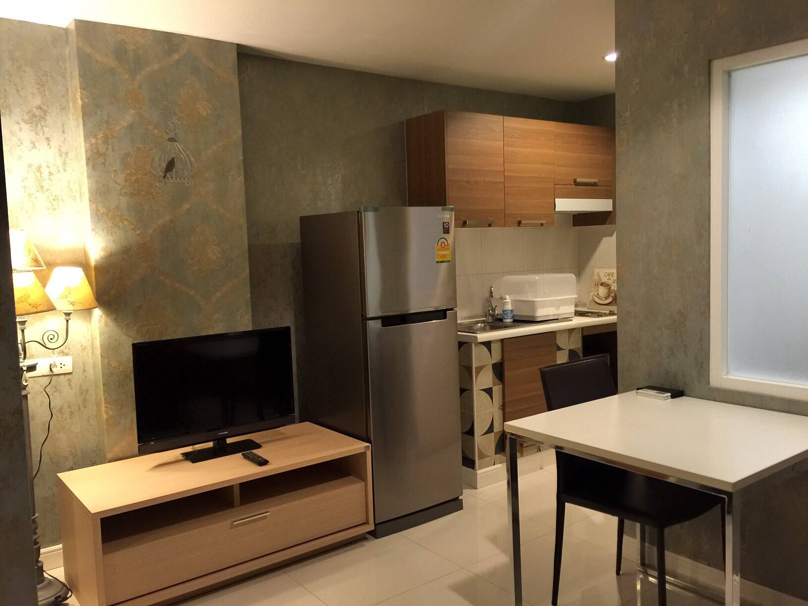 For RentCondoSilom, Saladaeng, Bangrak : For Rent Condo Surawong City Resort Cozy room 35 sqm. 1 BR 1 bathroom and 1 living room Fully Furnished and with practical kitchen for easy cooking.