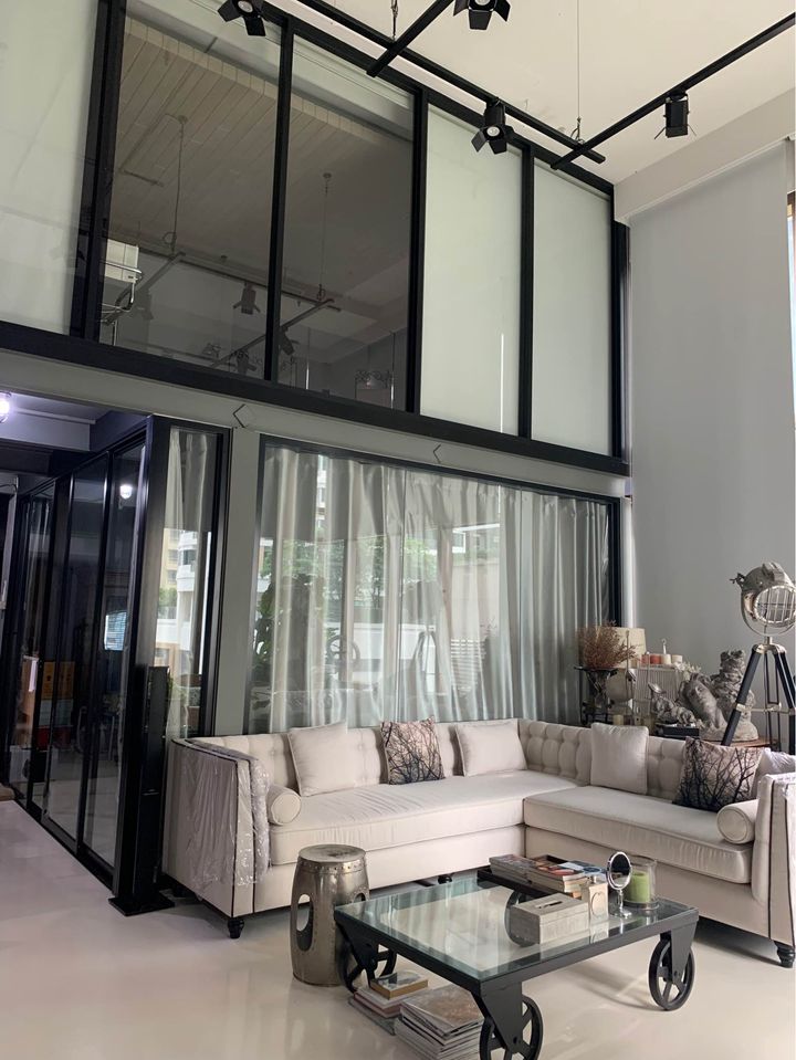 +++ Urgent rent, large luxury decorated room +++ The Emporio Place, 3 bedrooms, Duplex 161 sq m, overlooking the Chao Phraya River, 161 sq m, fully furnished, ready to move in!! Loading...