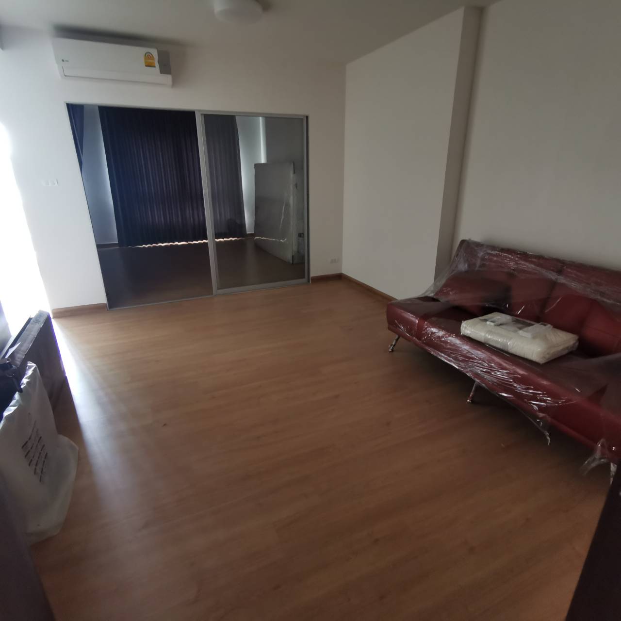 For RentCondoBang Sue, Wong Sawang, Tao Pun : Supalai Veranda Ratchavipha Prachachuen Condo for Rent 1BR 45 sqm Big Room Swimming Pool View near SCG