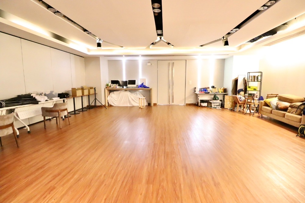 For RentOfficeRama9, Petchburi, RCA : Office building for rent, next to MRT Rama 9, beautiful room, already partitioned, ready to decorate, fully furnished.