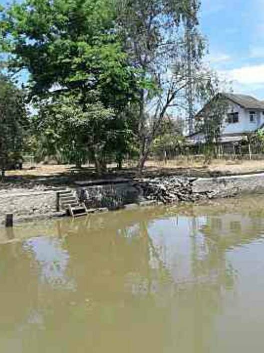For SaleLandSamut Songkhram : Discount 6 milion Land for sale next to Khlong Amphawa, area 2-0-73, Next to a canal up to 45 meters long, beautiful square plot, Price less than 10 million per rai rarely availabale at Ampawa prime area.