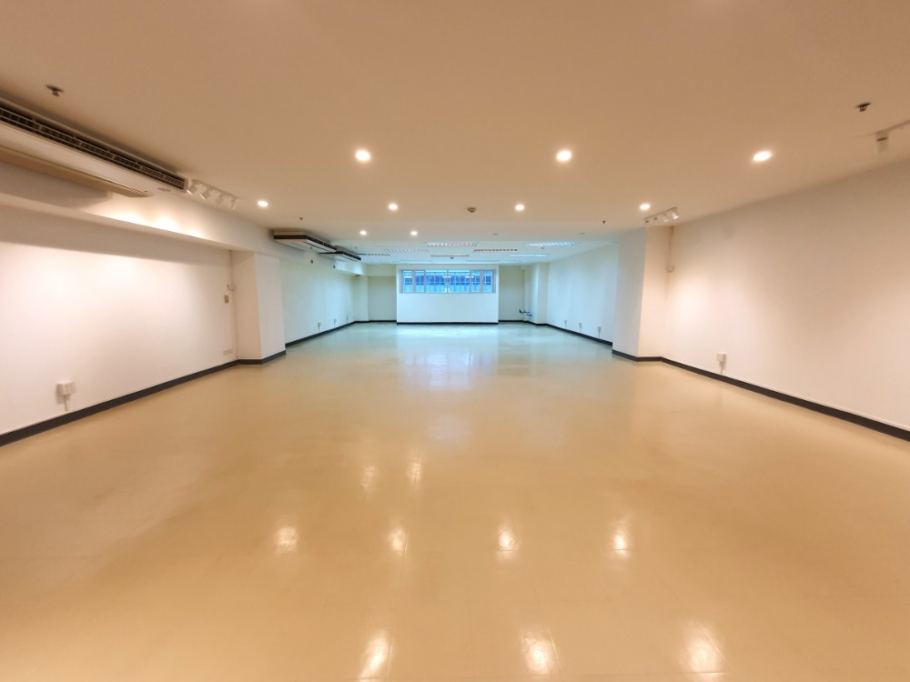 ให้เช่าคอนโดนานา : 1946(AT)-A😊 Commercial Space for RENT สำนักงานให้เช่า🚄ใกล้ BTS นานา🏢เดอะ เทรนดี้ คอนโดมิเนียม The Trendy Condominium🔔พื้นที่:124.09ตร.ม.💲เช่า:65,000.-บาท📞099-5919653✅LineID:@sureresidence