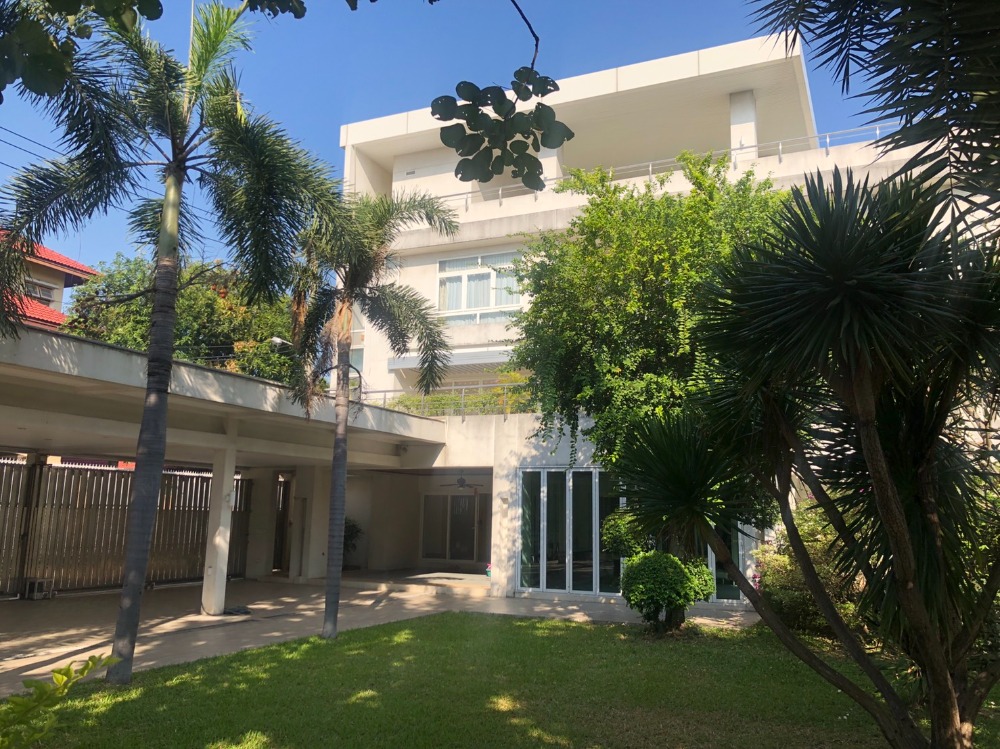 For RentHouseSukhumvit, Asoke, Thonglor : 3058-A😊 For RENT 4-storey detached house for rent 🚪6 bedrooms 🚄 near Bang Chak BTS 🏢Modern House Sukhumvit🔔 House area: 200.00 square wa 🔔 Usable area: 700.00 sq.m. 💲 Rent: 130,000 ฿ 📞O88 -7984117, O65-9423251✅LineID: @sureresidence