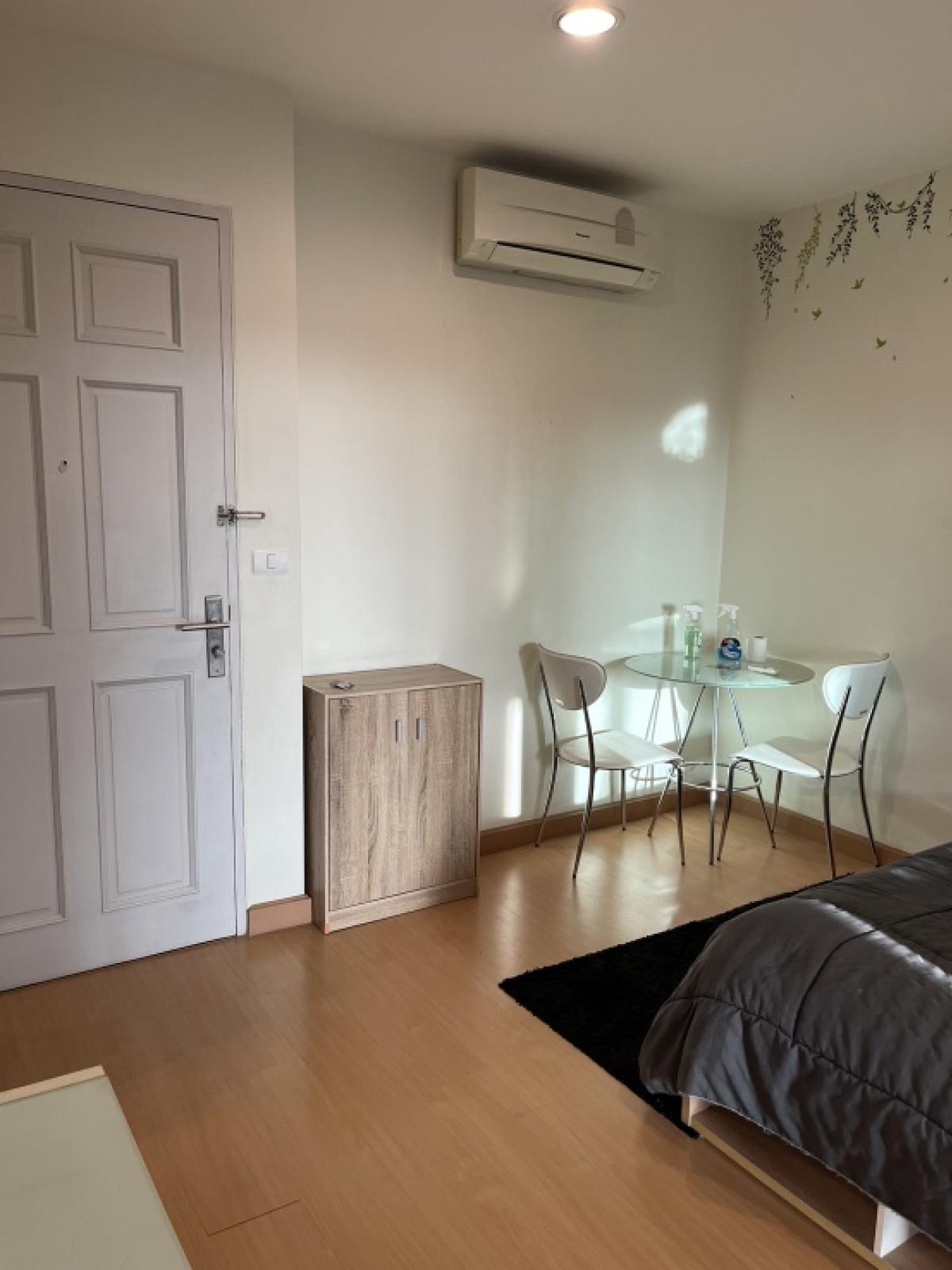 For RentCondoRatchadapisek, Huaikwang, Suttisan : Hello, near MRT Huai Khwang!!! 15,000 baht, very spacious room!! Life Huai Khwang 40 sq m. Is there a better deal than this? Come quickly, Gam 064-6696546 (you can add me on Line with this number)