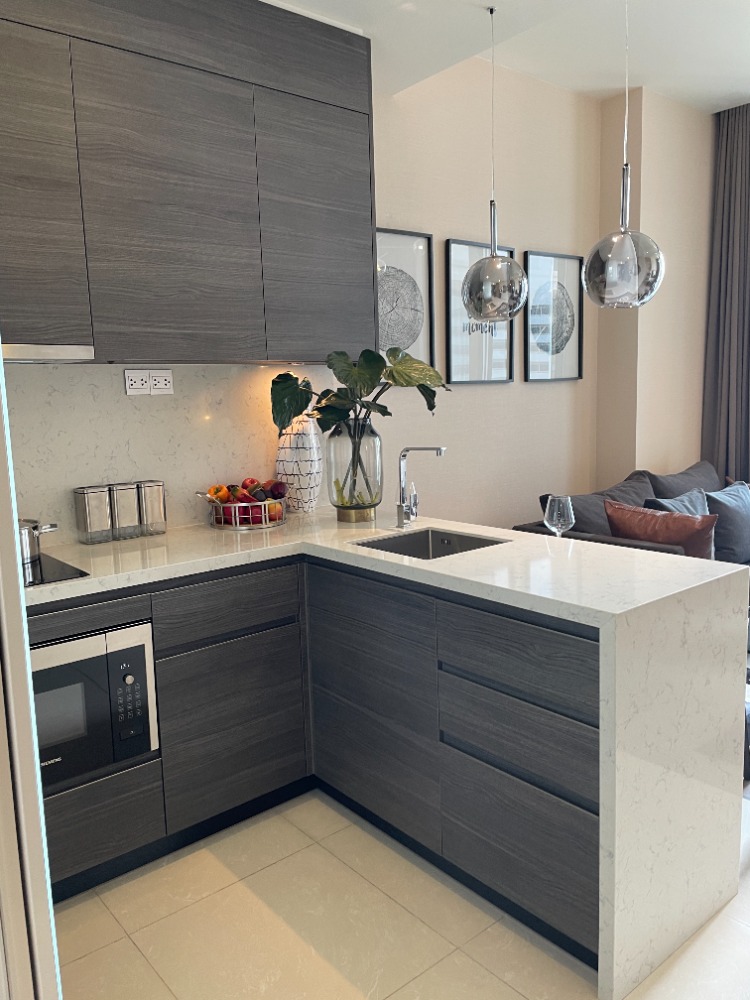 For SaleCondoSukhumvit, Asoke, Thonglor : Condo for sale, The Esse Asoke, 22nd floor, usable area 45.00 sq m, 1 bedroom, 1 bathroom, with furniture, near BTS Asoke & MRT Sukhumvit, Srinakharinwirot University (SWU) 150 m. Convenient, close to the expressway entrance and exit point. Srirat