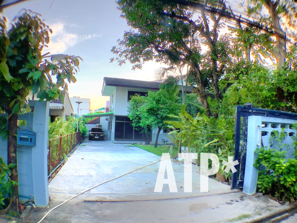 For RentHouseLadprao101, Happy Land, The Mall Bang Kapi : **For Rent** 2 storey detached house / 100 sq m / 3 bedrooms / 2 bathrooms / 3 air conditioners / 3 parking spaces + furniture @ Ladprao-Ramkhamhaeng (*focus on tenants living*)