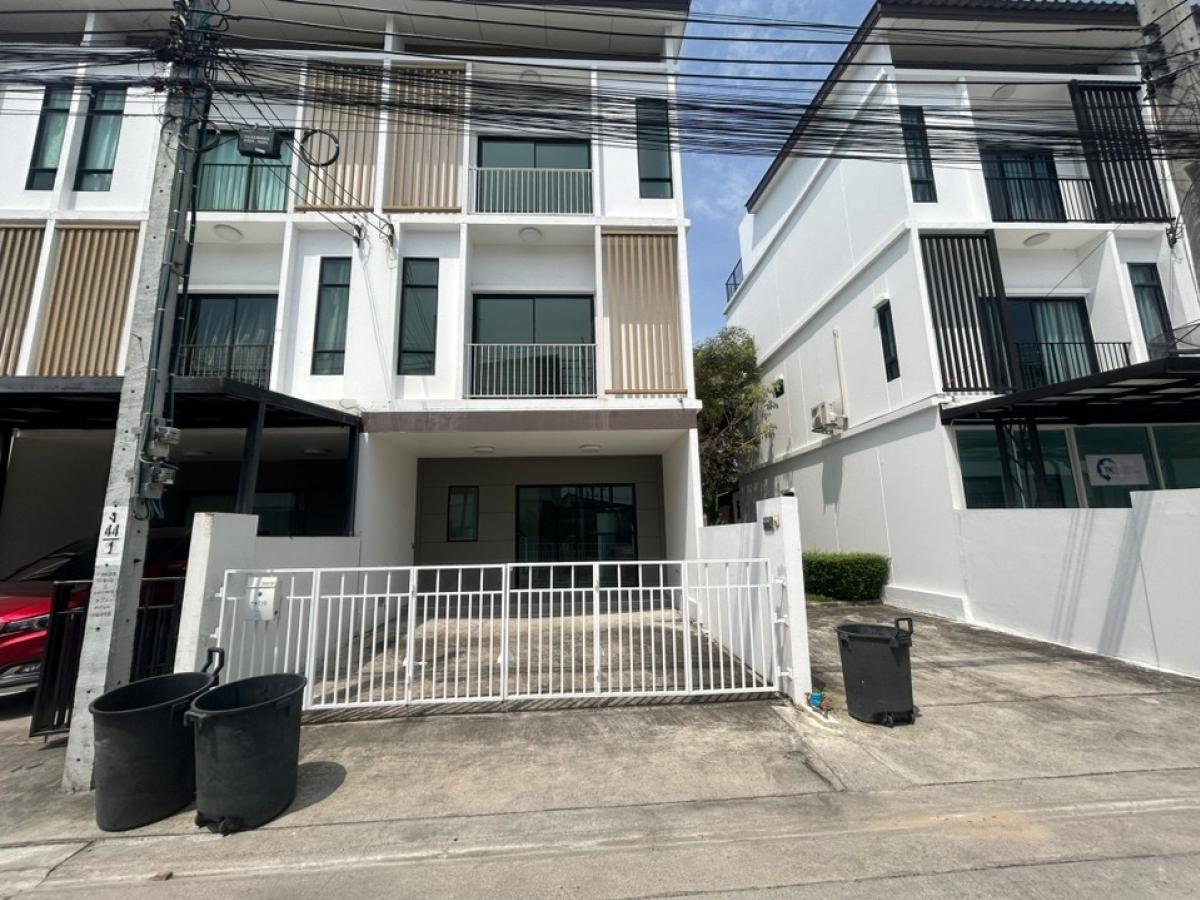 ให้เช่าทาวน์โฮมพัฒนาการ ศรีนครินทร์ : ปล่อยเช่า บ้านทาวน์เฮ้าส์ 3 ชั้น หมู่บ้านพาทิโอ กรุงเทพกรีฑา-พระราม 9 วิวสนามกอล์ฟ หลังมุม