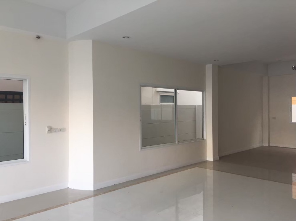 For SaleHome OfficeYothinpattana,CDC : 3 storey home office for sale, area 50 sq m, usable area about 380 sq m, selling cheap, this price is very good value.