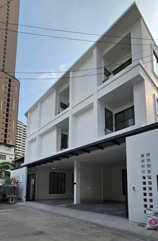 ให้เช่าบ้านสุขุมวิท อโศก ทองหล่อ : ให้เช่าทาวน์โฮมใหม่ 3 ชั้น 240 ตรม. 5 ห้องนอน สุขุมวิทซ36 ซอยนภาศัพท์5 ย่านพระราม4 ใกล้ BTS ทองหล่อ