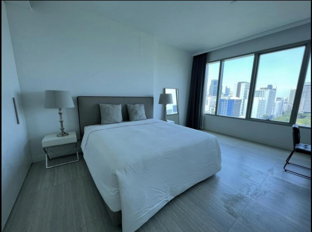 For RentCondoWitthayu, Chidlom, Langsuan, Ploenchit : For rent, 185 Ratchadamri, 2 bedrooms, 2 bathrooms, 2 floors, duplex, 16th floor, area 160 square meters, can walk and run around the park every day.
