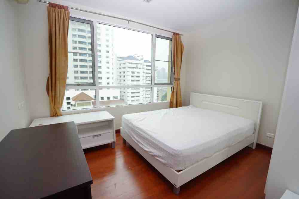 Condo for rent in Soi Sukhumvit 11, size 2 bedrooms, wide area, can live for the whole family, economical price Loading...