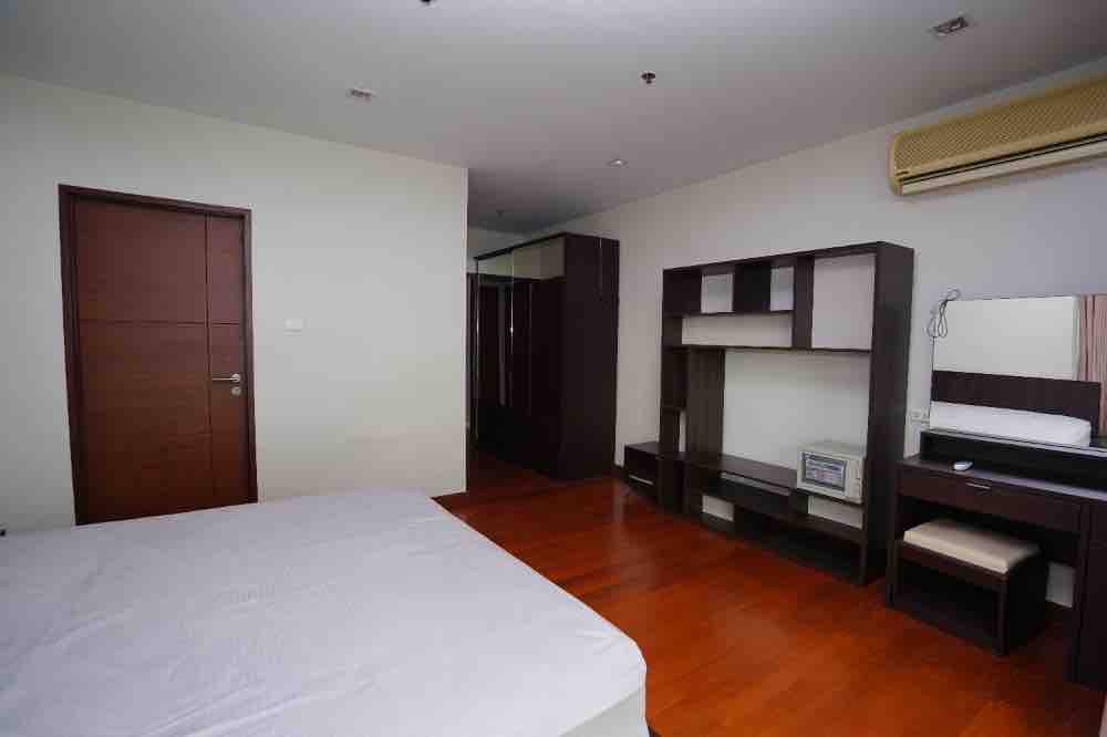 Condo for rent in Soi Sukhumvit 11, size 2 bedrooms, wide area, can live for the whole family, economical price Loading...