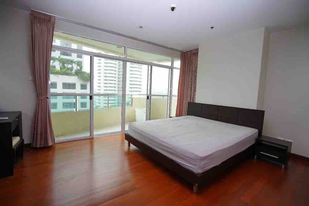 Condo for rent in Soi Sukhumvit 11, size 2 bedrooms, wide area, can live for the whole family, economical price Loading...