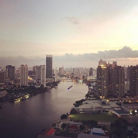 ให้เช่าคอนโดสาทร นราธิวาส : Menam Residences Condo is a high rise condo overlooking the Chao Phraya River